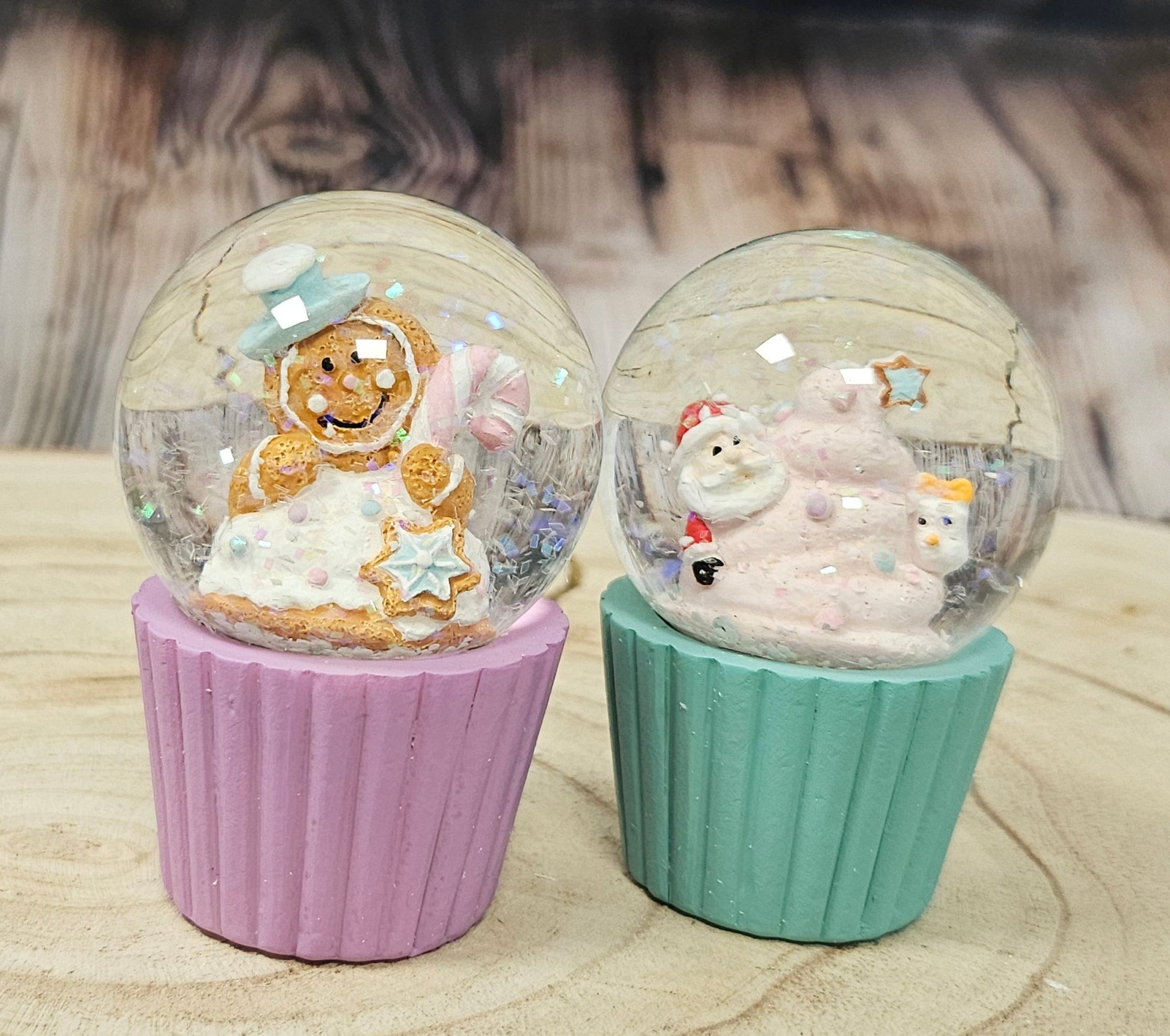 Süße Mini - Schneekugeln Weihnachtsmuffin mit Weihnachtsmann auf Sockel türkis B: 45mm - Schneekugelhaus