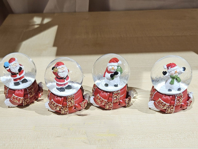 Süße Schneekugel Schneemann grüner Sack auf Sockel rot gold Winterschal B: 65mm - Schneekugelhaus