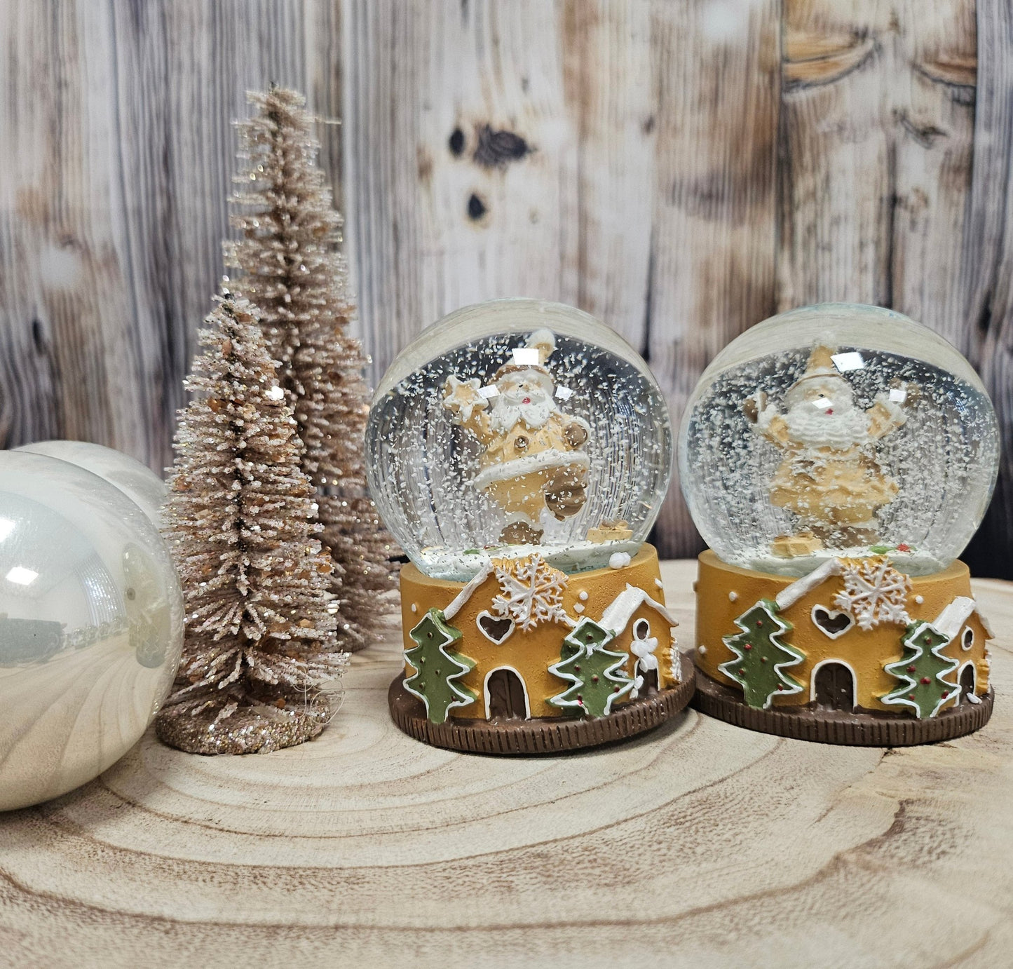 Süße Schneekugel Weihnachtsmann Muffin ocker auf Sockel Weihnachten 65 mm Durchmesser - Schneekugelhaus