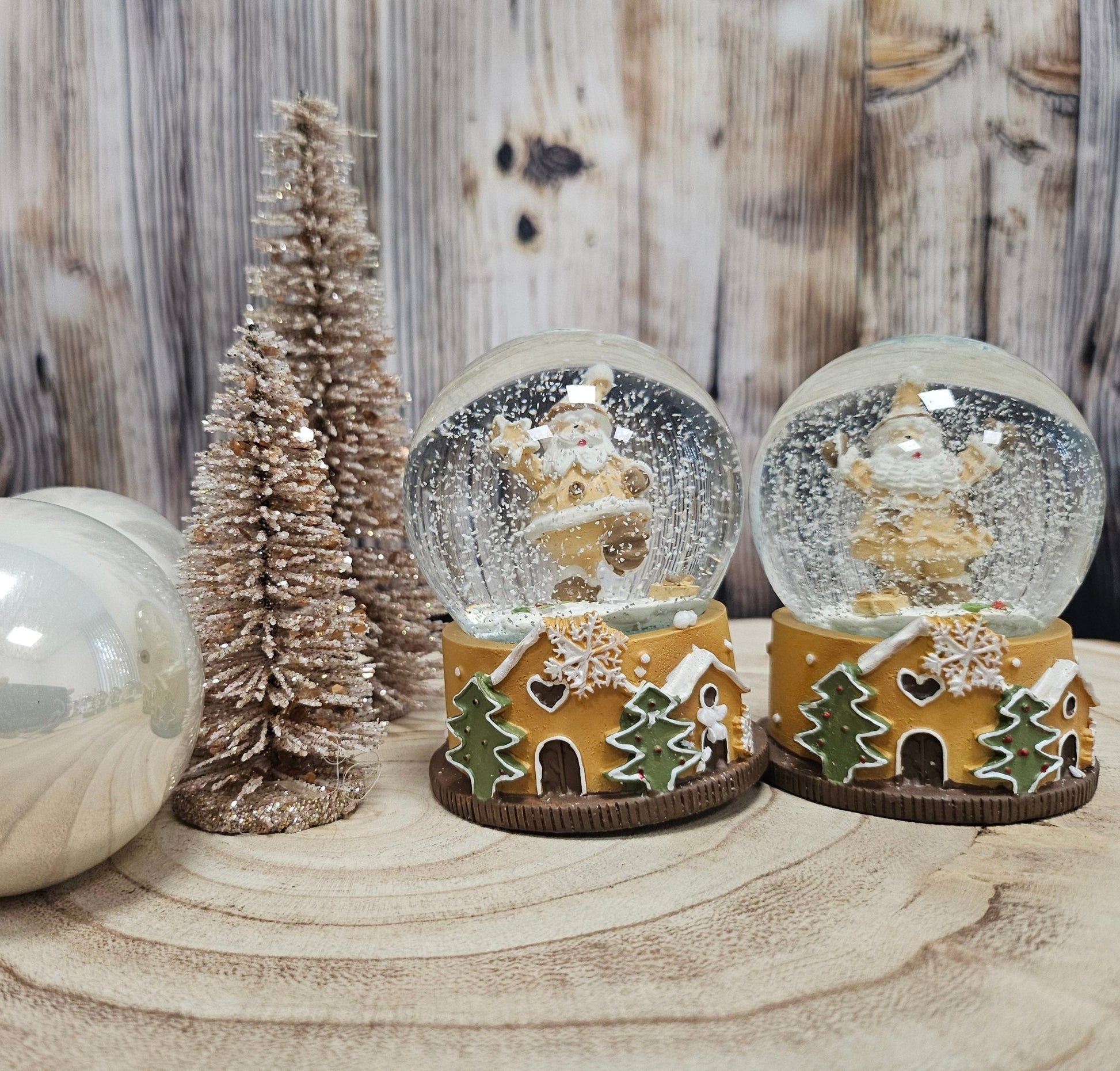 Süße Schneekugel Weihnachtsmann Muffin ocker auf Sockel Weihnachten 65 mm Durchmesser - Schneekugelhaus