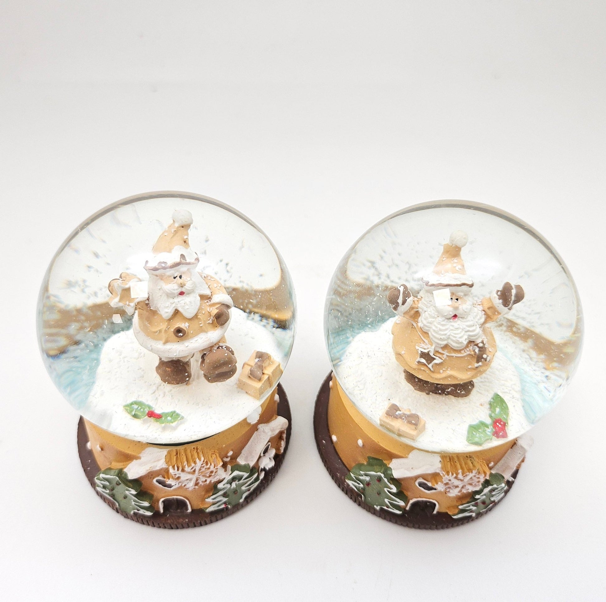 Süße Schneekugel Weihnachtsmann Muffin ocker auf Sockel Weihnachten 65 mm Durchmesser - Schneekugelhaus