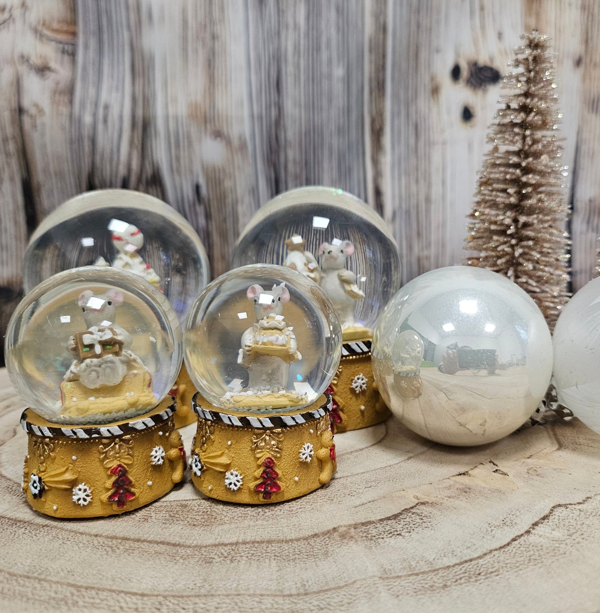 Süße Schneekugel Weihnachtsmaus mit Muffinbaum ocker auf Sockel Weihnachtsbäckerei 65 mm Durchmesser - Schneekugelhaus