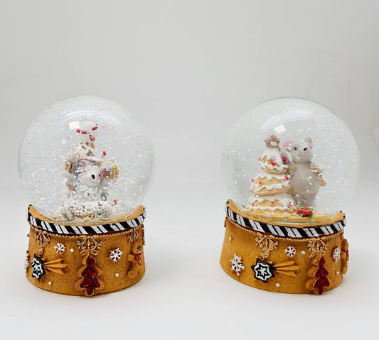 Süße Schneekugel Weihnachtsmaus mit Muffins ocker auf Sockel Weihnachtsbäckerei 65 mm Durchmesser - Schneekugelhaus