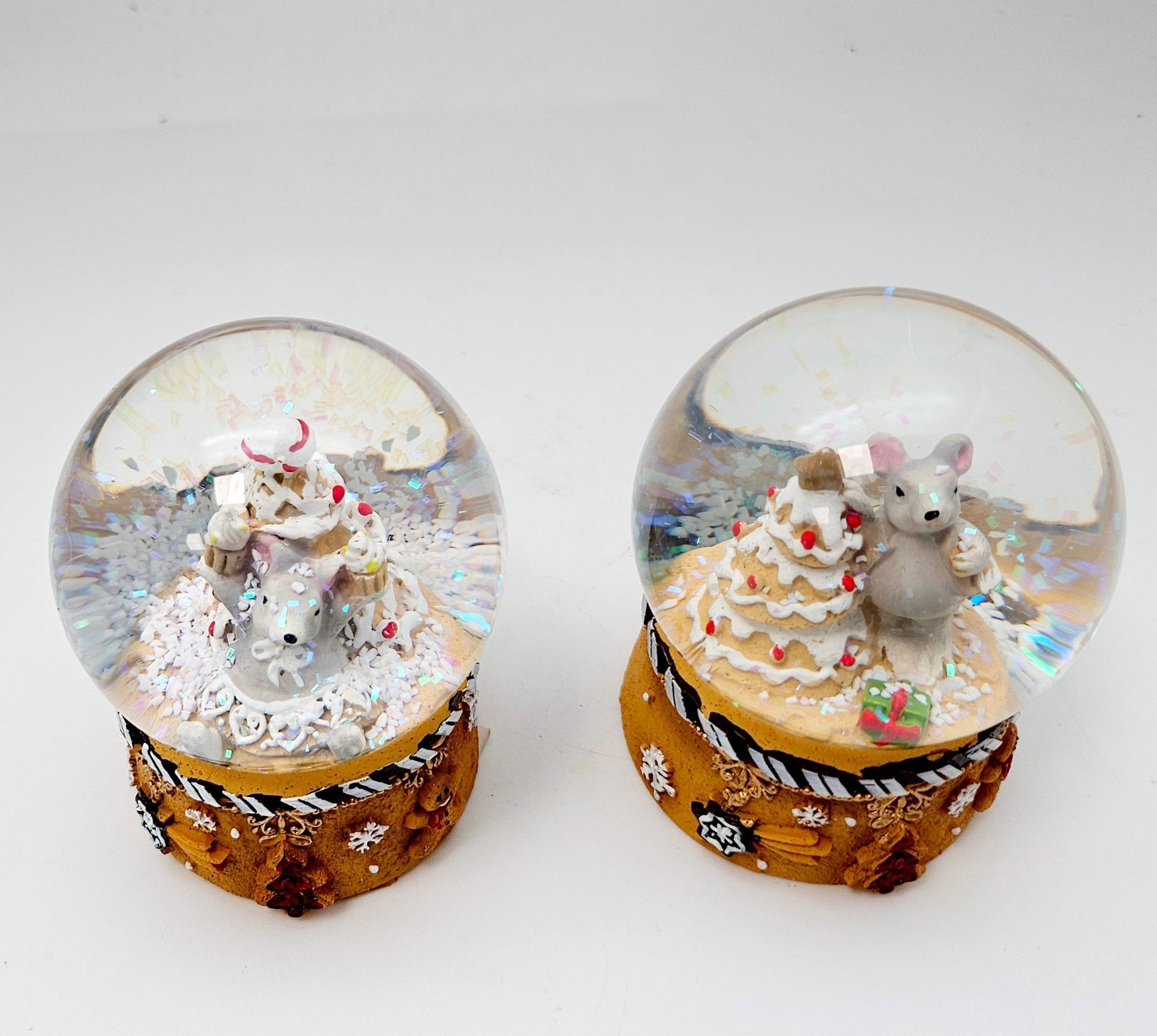 Süße Schneekugel Weihnachtsmaus mit Muffins ocker auf Sockel Weihnachtsbäckerei 65 mm Durchmesser - Schneekugelhaus