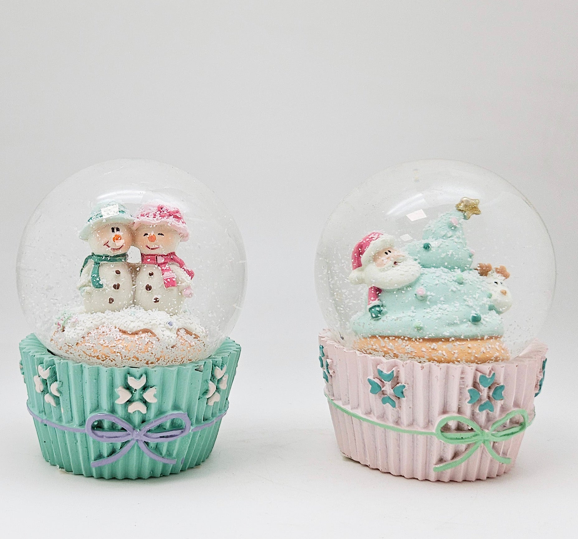 Süße Schneekugel Weihnachtsmuffin pastell rosa Santa mit 65 mm Durchmesser - Schneekugelhaus