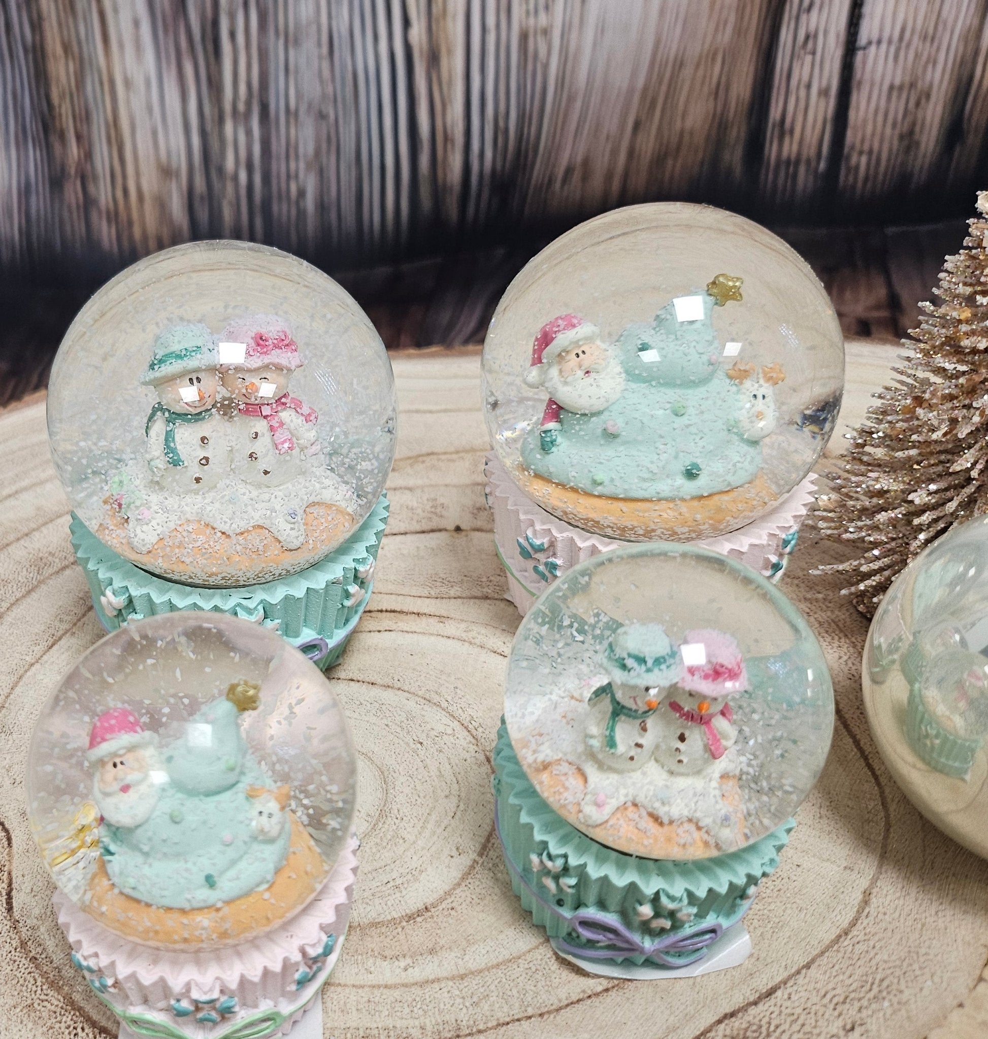Süße Schneekugel Weihnachtsmuffin pastell rosa Santa mit 65 mm Durchmesser - Schneekugelhaus