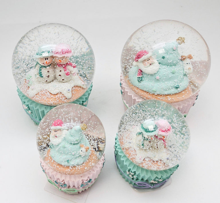 Süße Schneekugel Weihnachtsmuffin pastell rosa Santa mit 65 mm Durchmesser - Schneekugelhaus