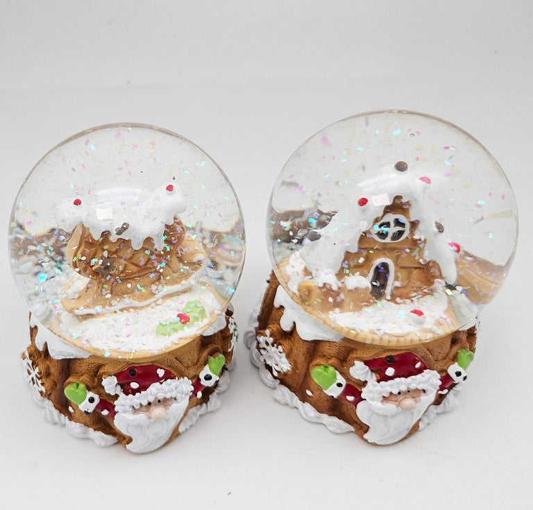 Süße Schneekugel Weihnachtswaffel auf Sockel Weihnachten 65 mm Durchmesser - Schneekugelhaus