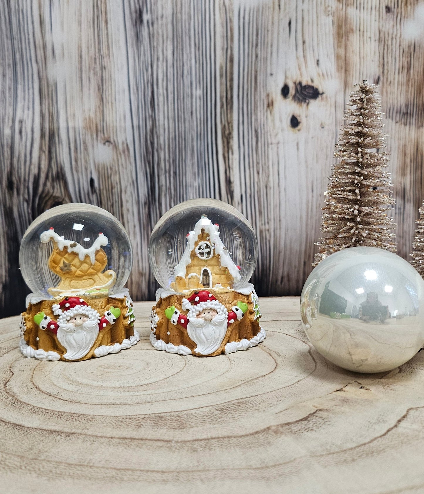 Süße Schneekugel Zuckerbäckerhaus auf Sockel Weihnachten 65 mm Durchmesser - Schneekugelhaus