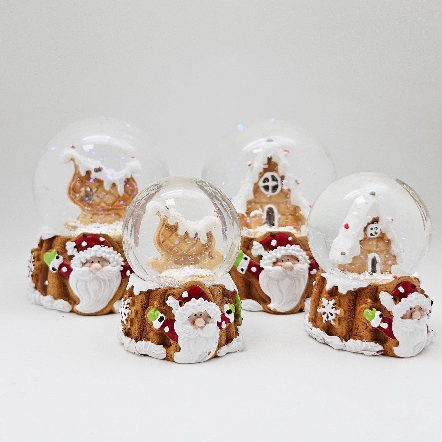 Süße Schneekugel Zuckerbäckerhaus auf Sockel Weihnachten 65 mm Durchmesser - Schneekugelhaus