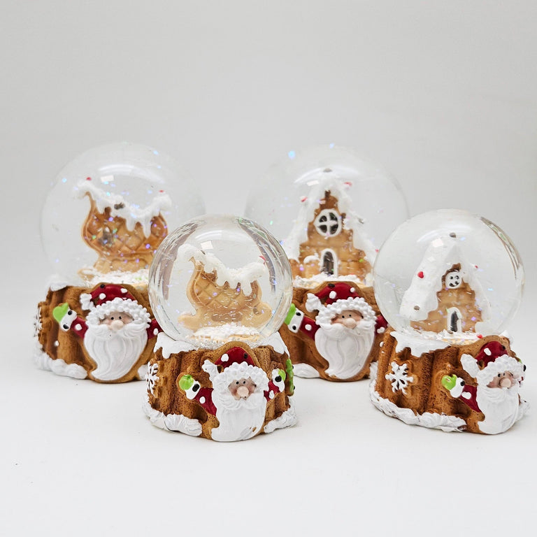 Süße Schneekugel Zuckerbäckerhaus auf Sockel Weihnachten 65 mm Durchmesser - Schneekugelhaus