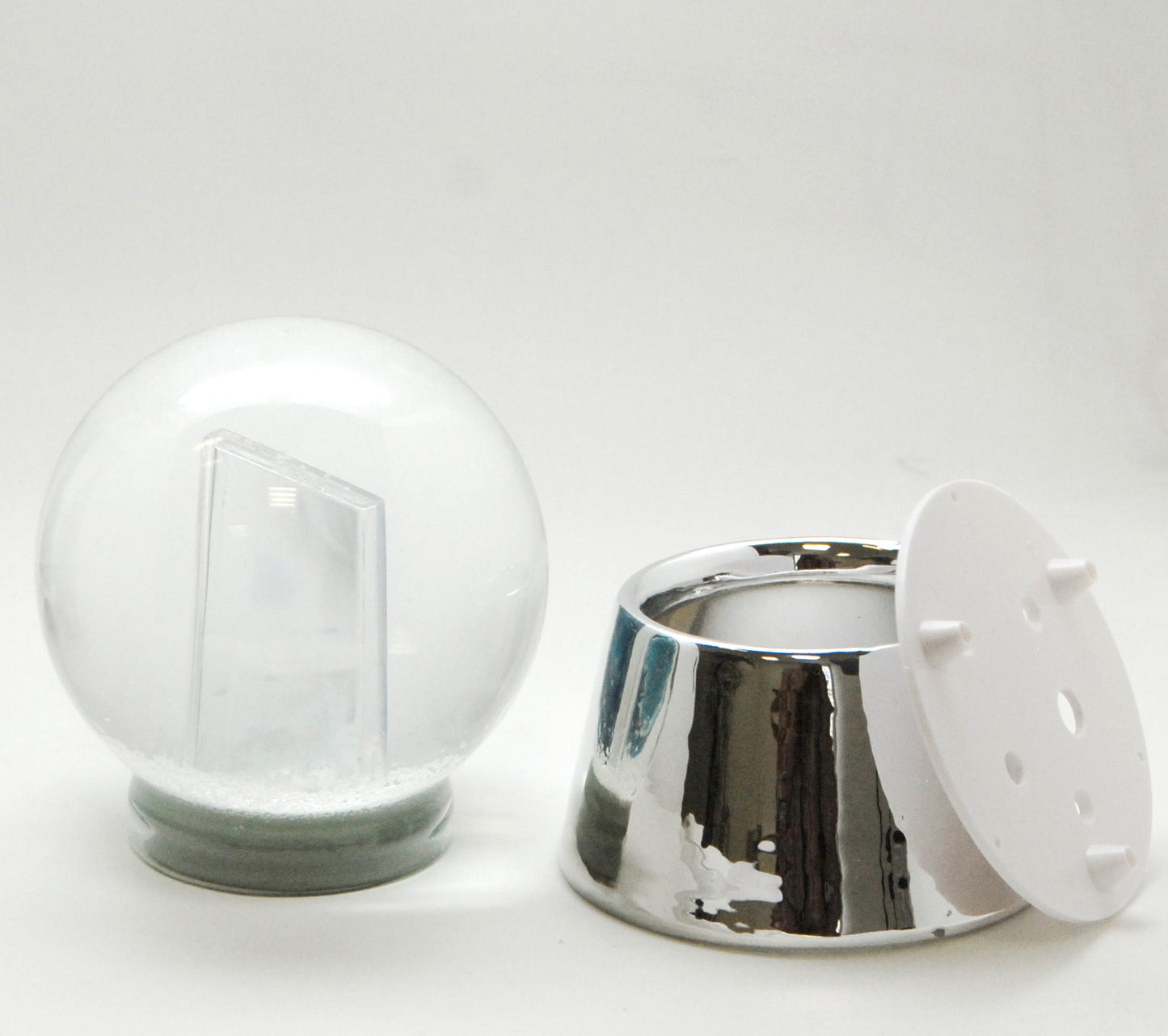 Bastelset mit 100mm Glas für DIY-Schneekugel mit Fotoeinsatz mit Porzellan-Sockel silber glänzend - Schneekugelhaus
