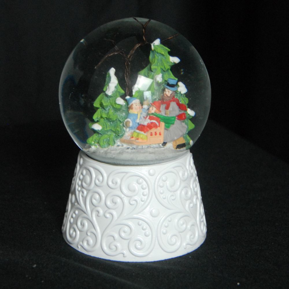 Edle Schneekugel Winterspaziergang mit Kindern auf weißem Ornamentsockel 100 mm Durchmesser mit Spieluhr - Schneekugelhaus