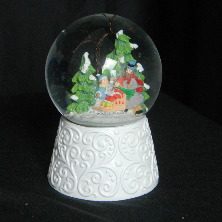 Edle Schneekugel Winterspaziergang mit Kindern auf weißem Ornamentsockel 100 mm Durchmesser mit Spieluhr - Schneekugelhaus