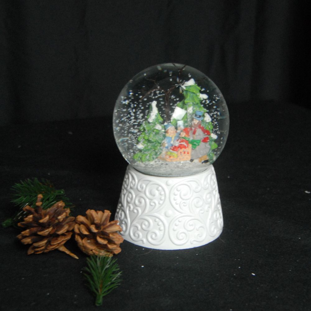 Edle Schneekugel Winterspaziergang mit Kindern auf weißem Ornamentsockel 100 mm Durchmesser mit Spieluhr - Schneekugelhaus
