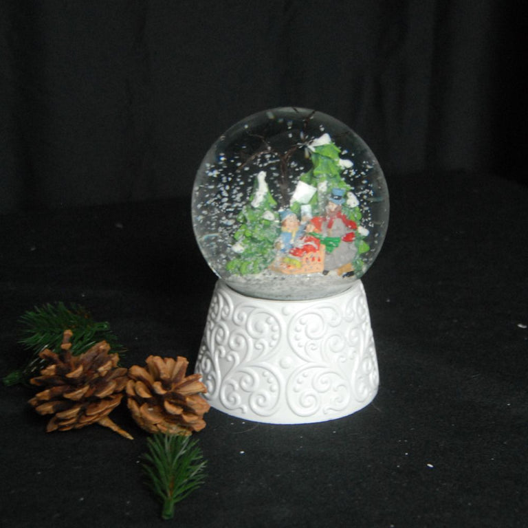 Edle Schneekugel Winterspaziergang mit Kindern auf weißem Ornamentsockel 100 mm Durchmesser mit Spieluhr - Schneekugelhaus