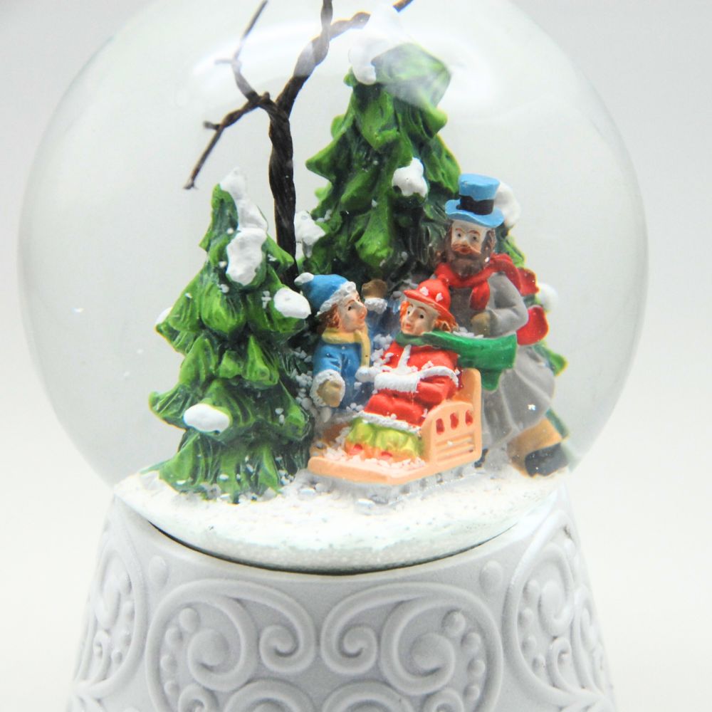 Edle Schneekugel Winterspaziergang mit Kindern auf weißem Ornamentsockel 100 mm Durchmesser mit Spieluhr - Schneekugelhaus