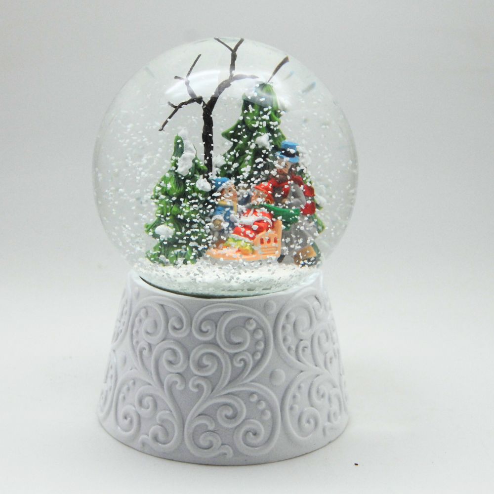 Edle Schneekugel Winterspaziergang mit Kindern auf weißem Ornamentsockel 100 mm Durchmesser mit Spieluhr - Schneekugelhaus