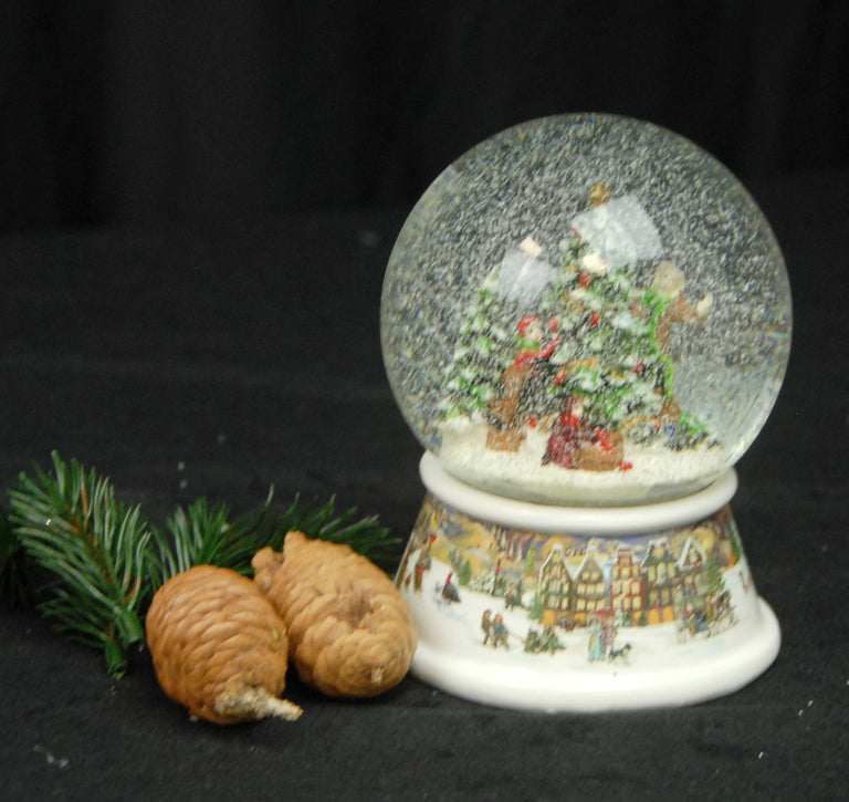 Schneekugel Christbaum schmücken auf Sockel nostalgische Häuserlandschaft mit Spieluhr 10 cm Durchmesser - Schneekugelhaus