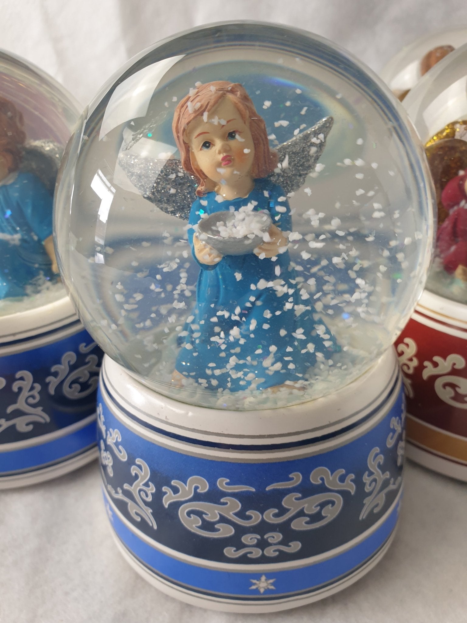 Schneekugel Engel blau mit Schale mit Spieluhr - Schneekugelhaus