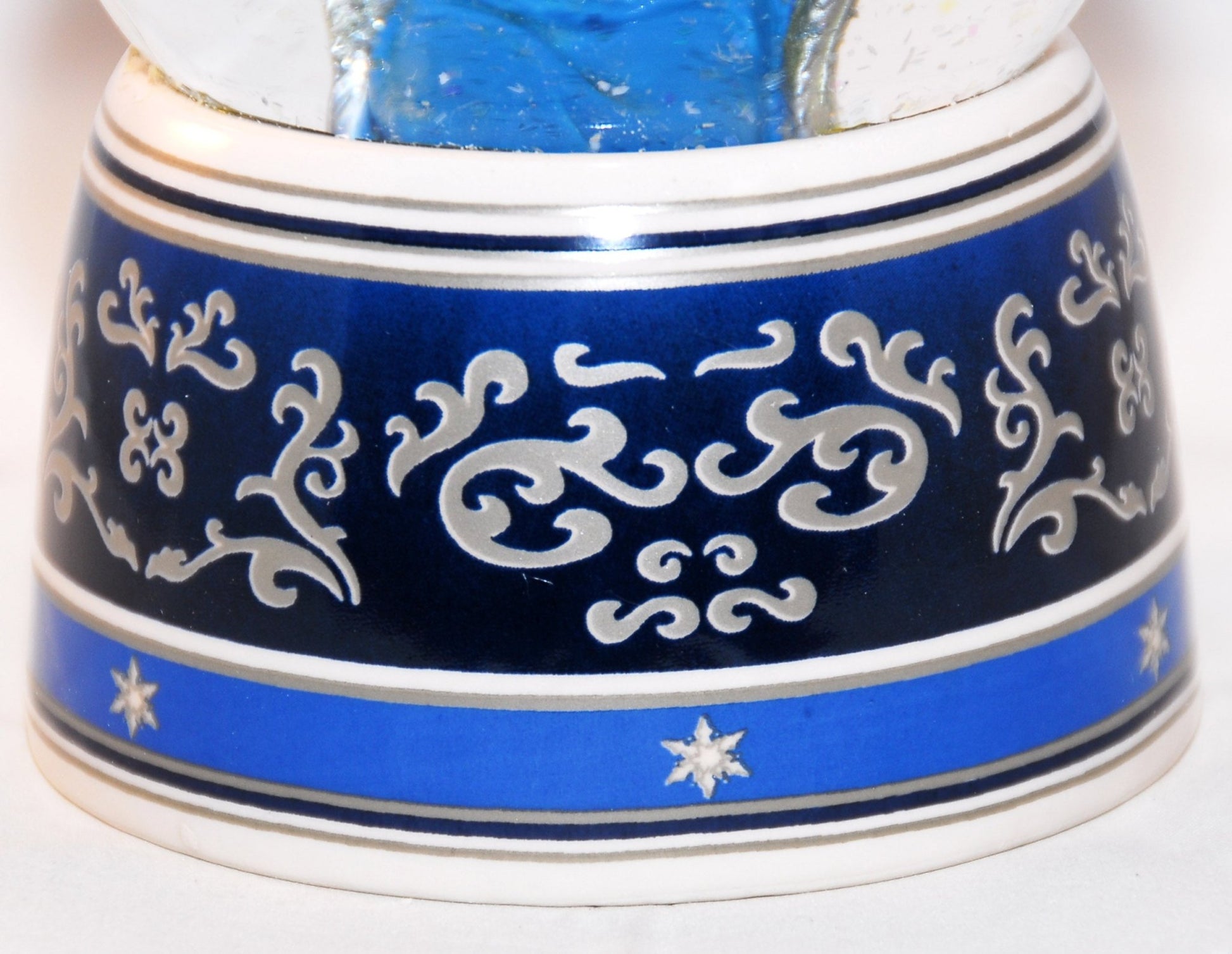 Schneekugel Engel blau mit Schale mit Spieluhr - Schneekugelhaus