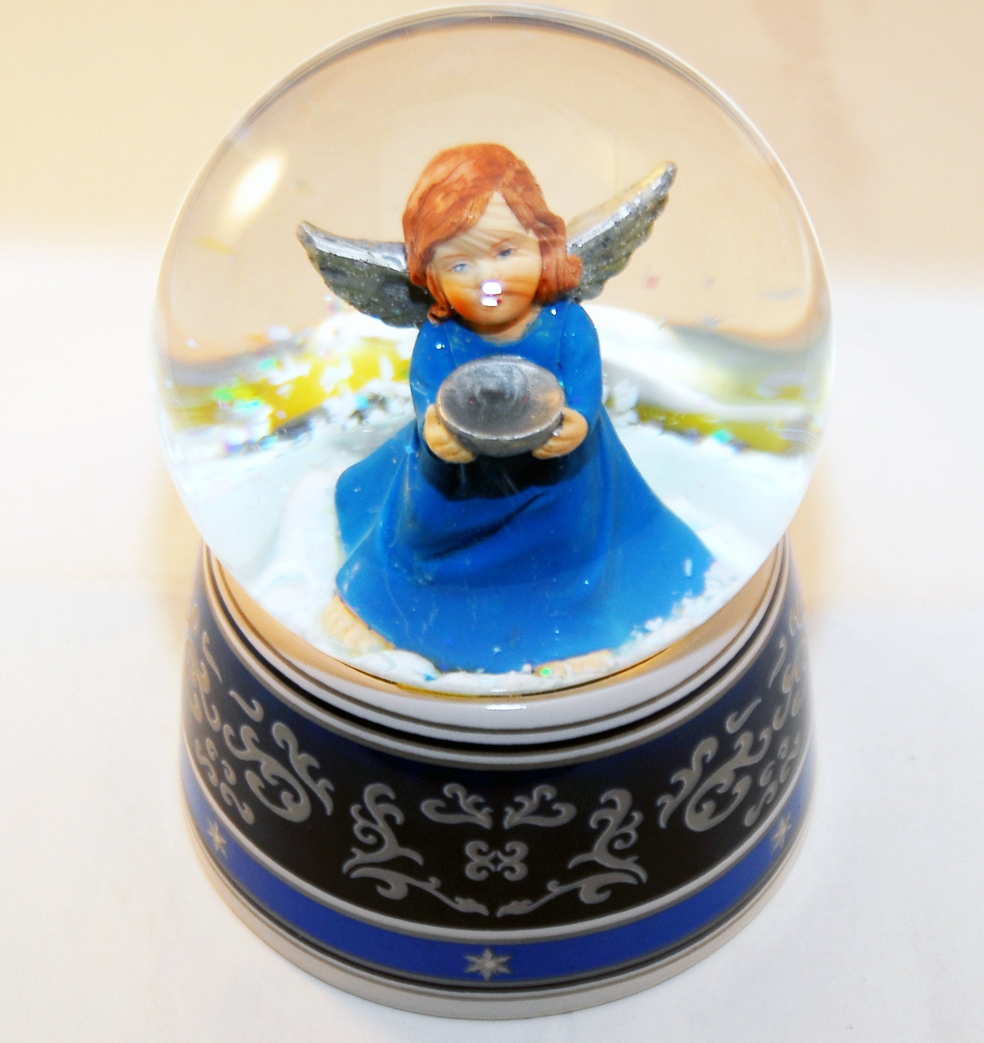 Schneekugel Engel blau mit Schale mit Spieluhr - Schneekugelhaus