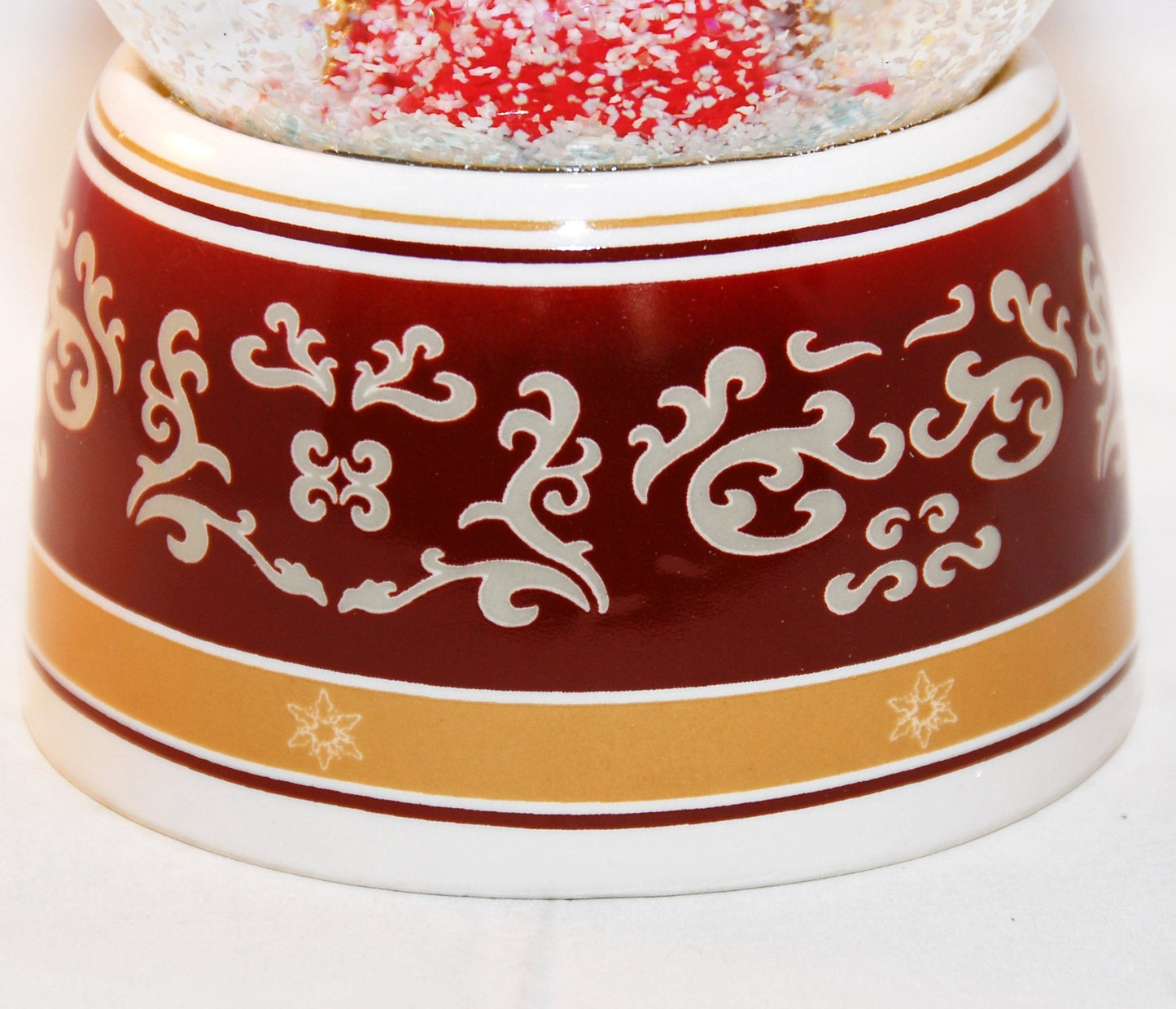 Schneekugel Engel rot mit Schale mit Spieluhr - Schneekugelhaus