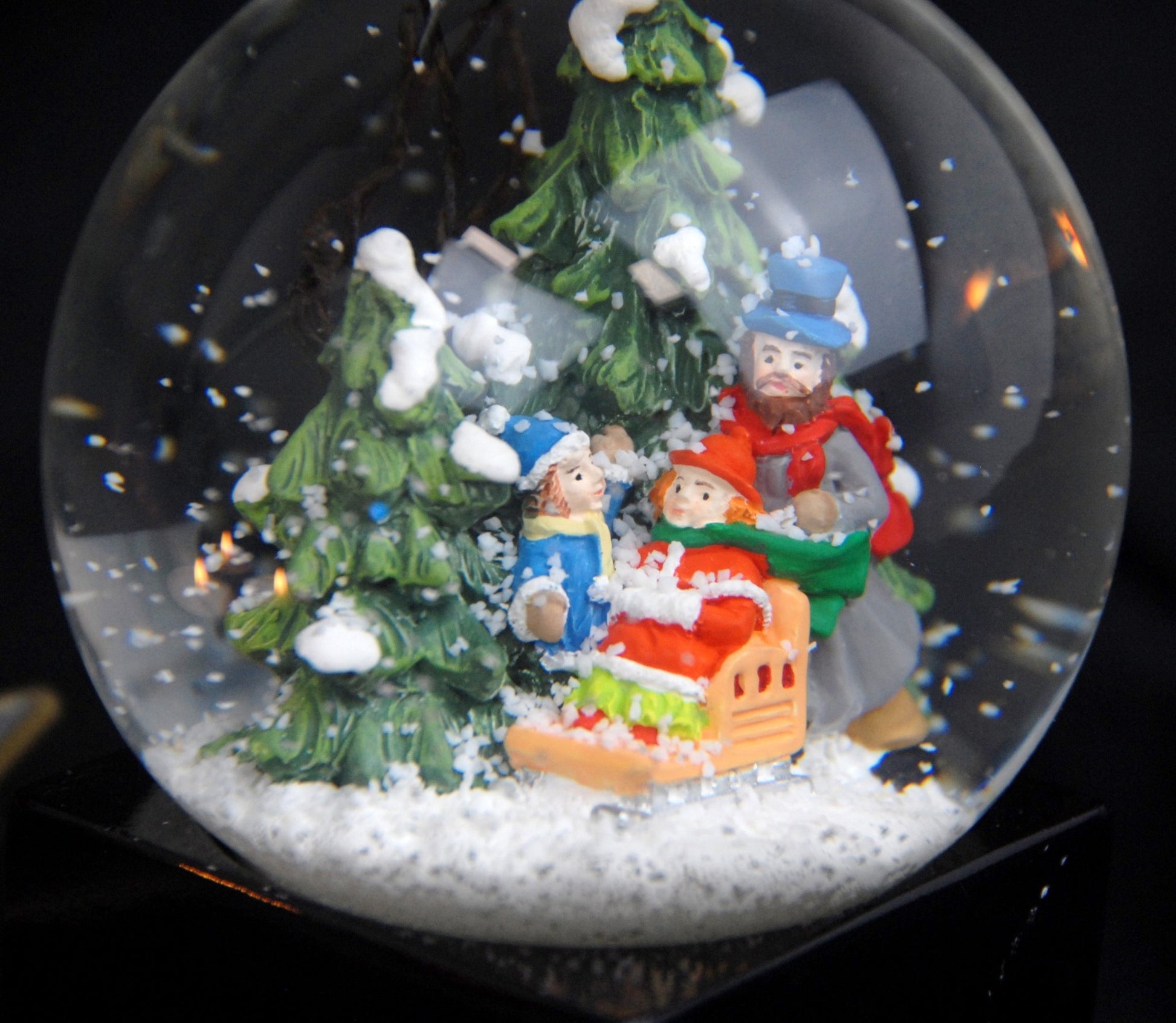 Schneekugel Familie im Winterwald auf Sockel schwarz eckig "PURE-Line" 10 cm Durchmesser - Schneekugelhaus