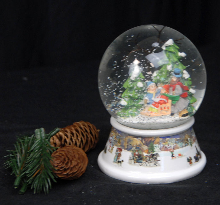 Schneekugel Familienspaziergang im Winterwald auf Sockel nostalgische Winterlandschaft mit Spieluhr 10 cm Durchmesser - Schneekugelhaus