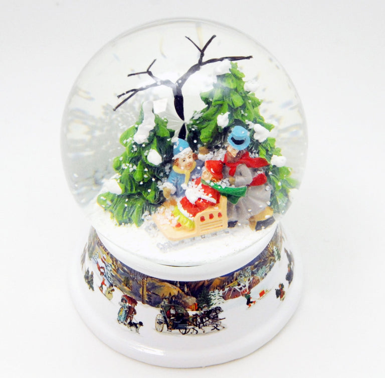Schneekugel Familienspaziergang im Winterwald auf Sockel nostalgische Winterlandschaft mit Spieluhr 10 cm Durchmesser - Schneekugelhaus