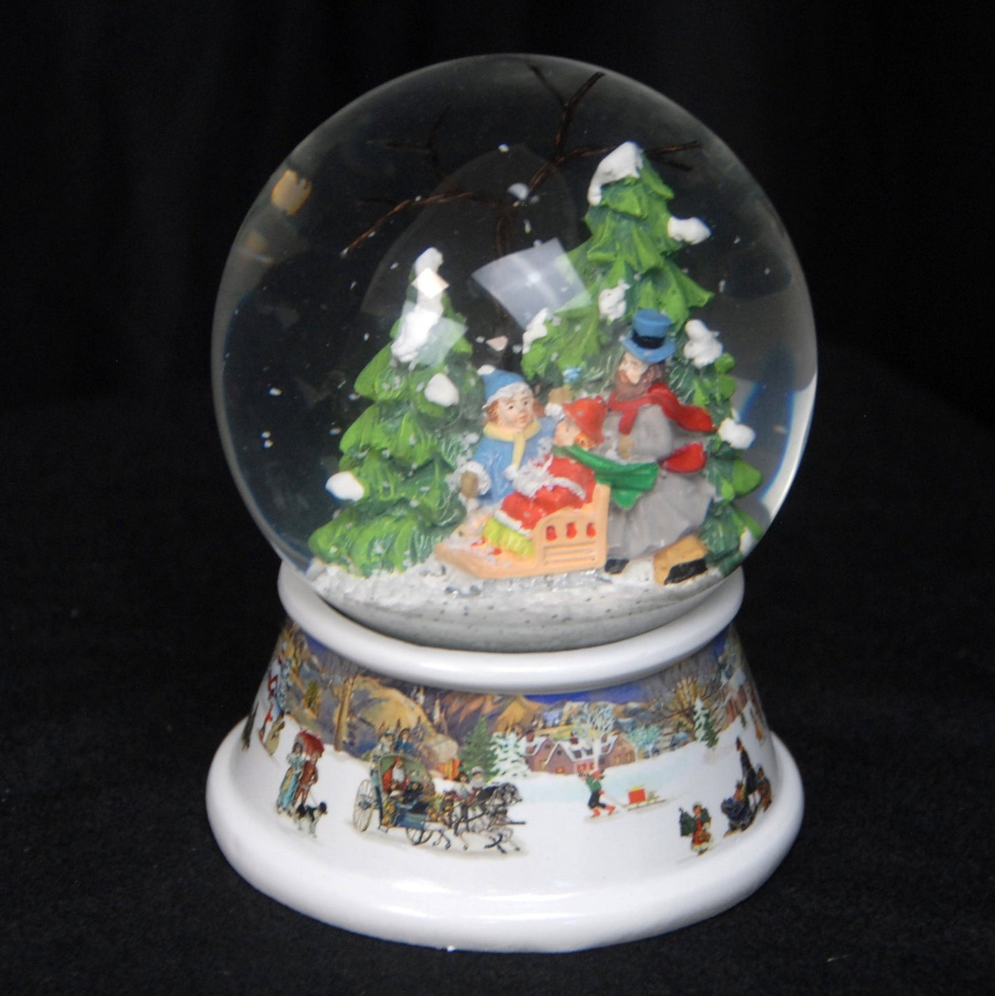 Schneekugel Familienspaziergang im Winterwald auf Sockel nostalgische Winterlandschaft mit Spieluhr 10 cm Durchmesser - Schneekugelhaus