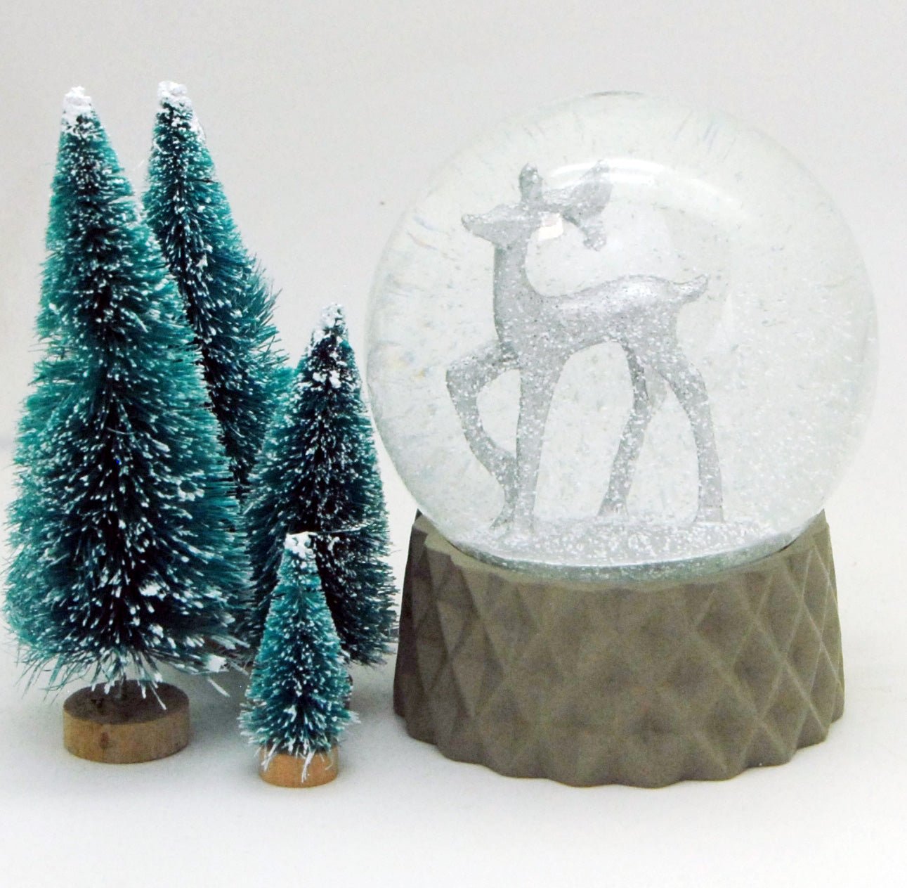 Schneekugel Hirsch silber sand farben kubisch "PURE-Line" 10 cm Durchmesser - Schneekugelhaus