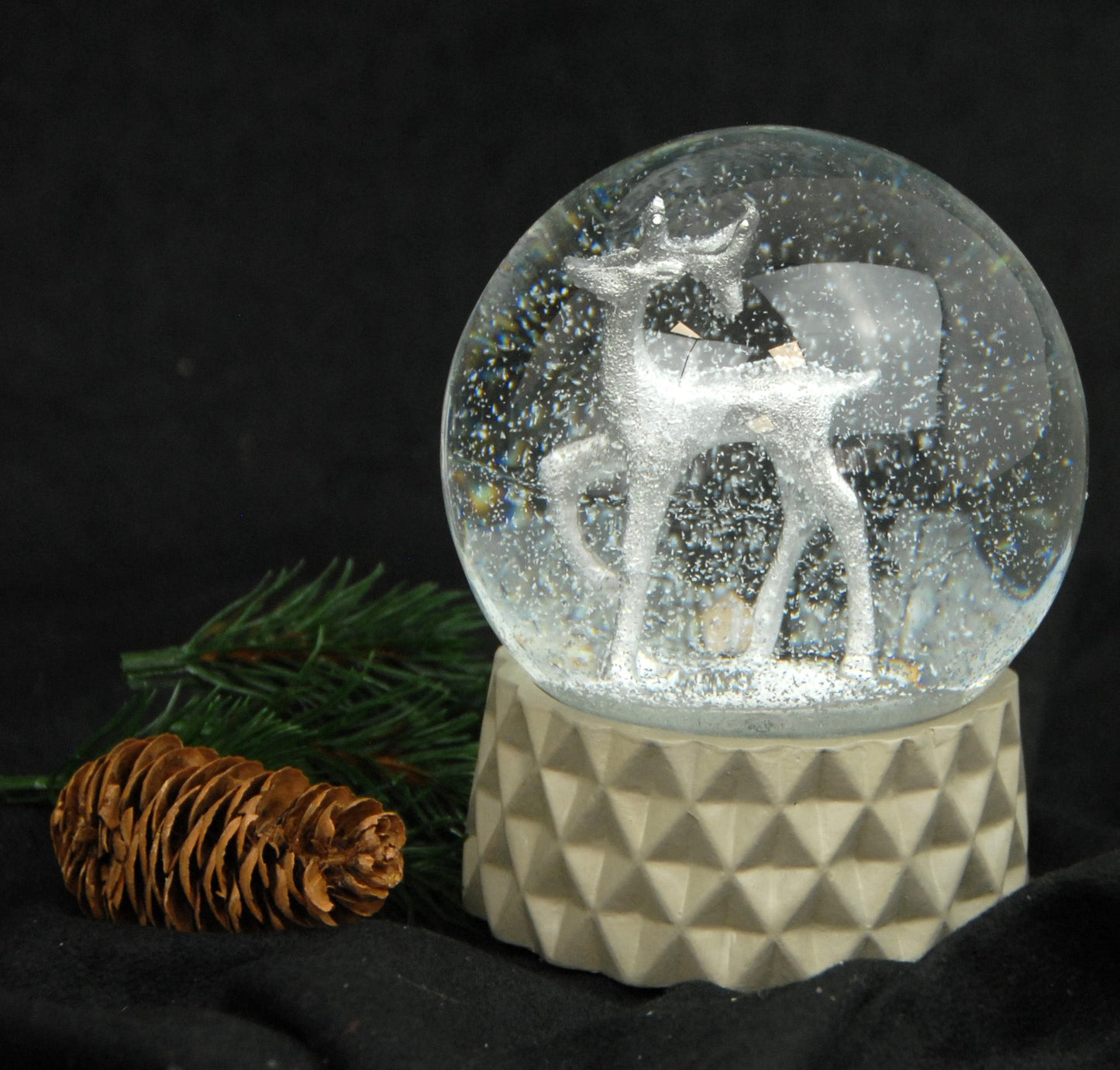 Schneekugel Hirsch silber sand farben kubisch "PURE-Line" 10 cm Durchmesser - Schneekugelhaus