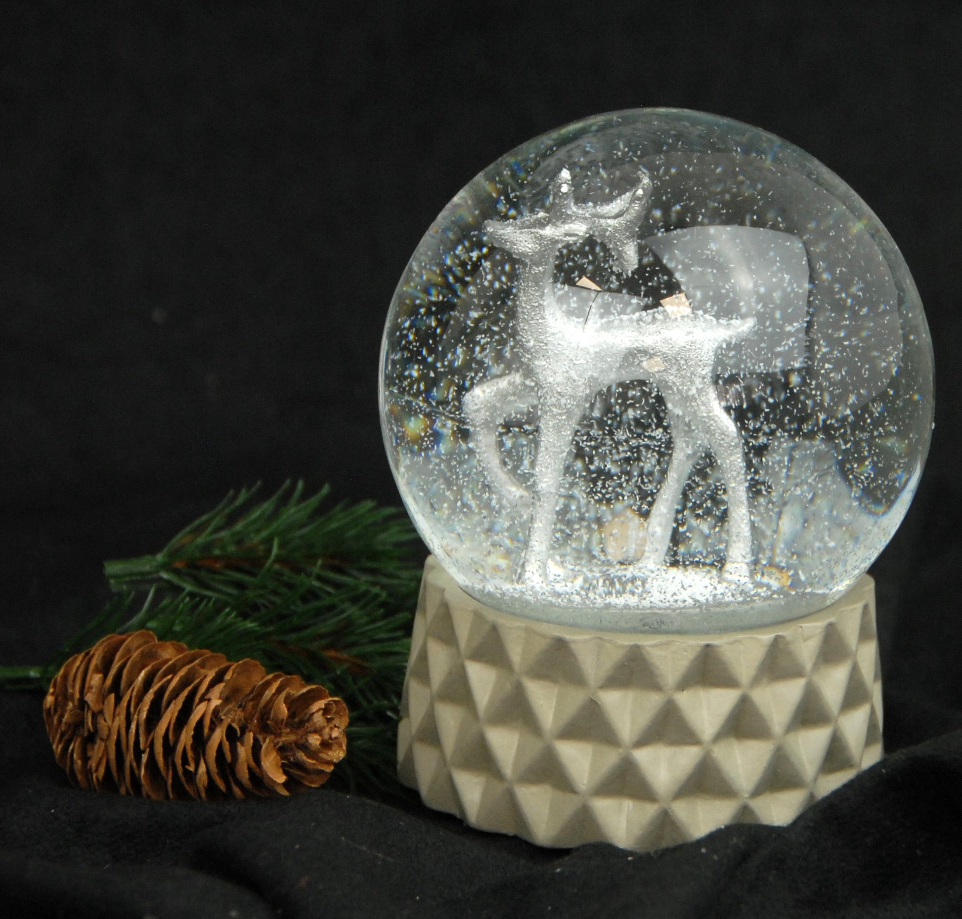 Schneekugel Hirsch silber sand farben kubisch "PURE-Line" 10 cm Durchmesser - Schneekugelhaus