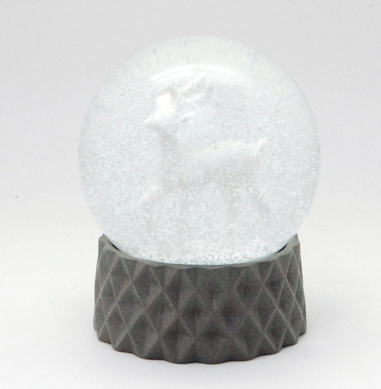 Schneekugel Hirsch weiß auf sand farben Sockel kubisch "PURE-Line" 10 cm Durchmesser - Schneekugelhaus