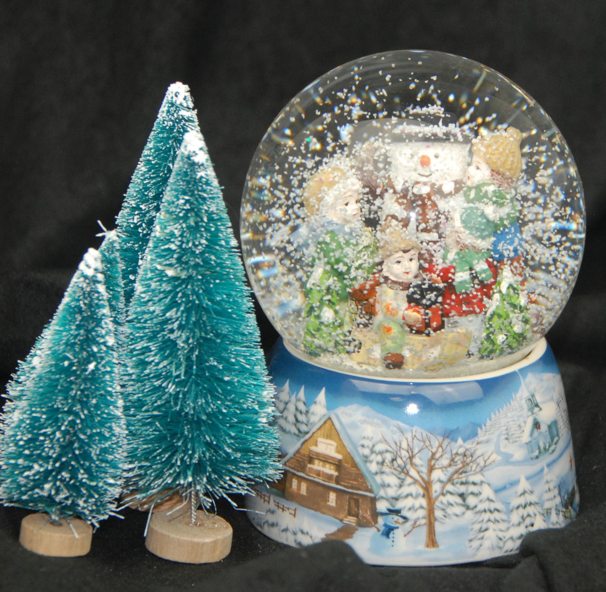 Schneekugel Kinder bauen Schneemann auf Sockel Winterlandschaft mit Spieluhr - Schneekugelhaus