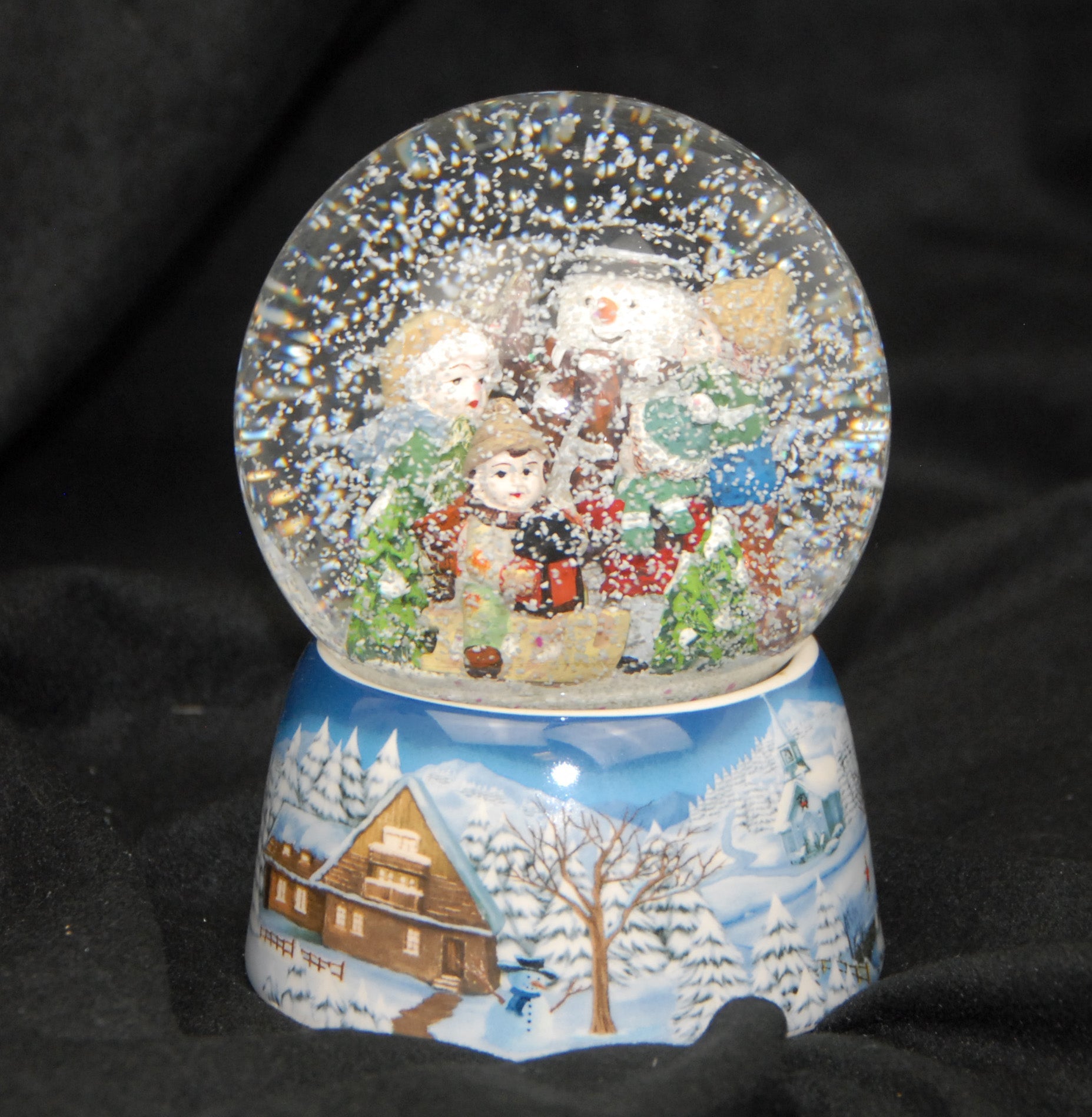 Schneekugel Kinder bauen Schneemann auf Sockel Winterlandschaft mit Spieluhr - Schneekugelhaus