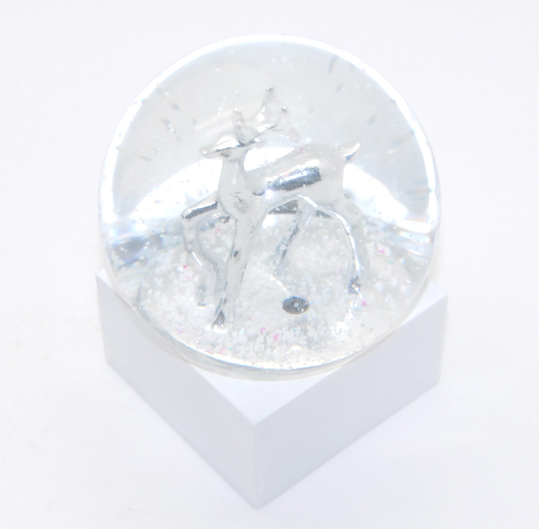Schneekugel Reh silber auf Sockel weiß eckig "PURE-Line" 10 cm Durchmesser - Schneekugelhaus