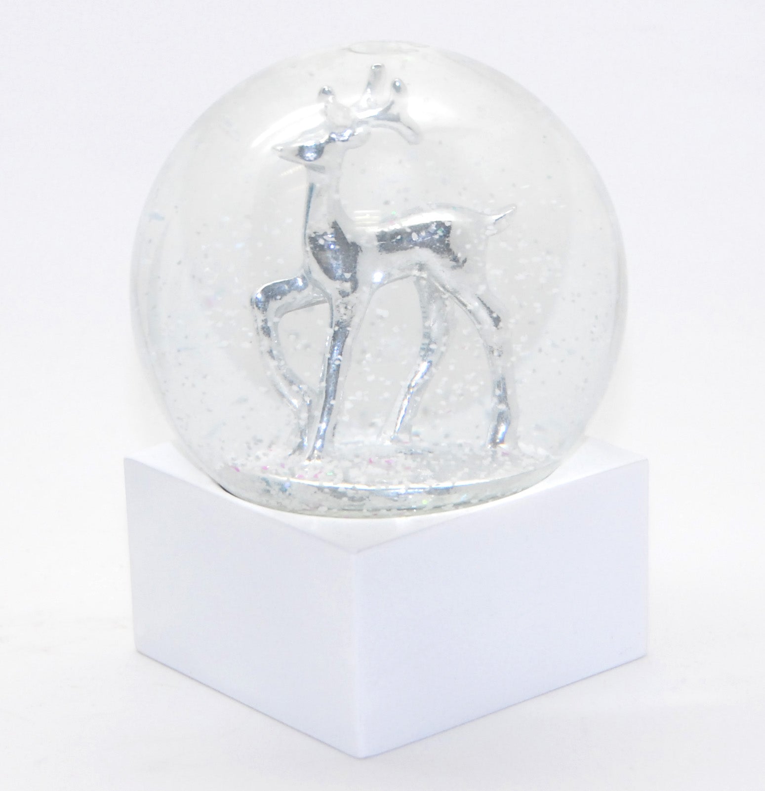 Schneekugel Reh silber auf Sockel weiß eckig "PURE-Line" 10 cm Durchmesser - Schneekugelhaus