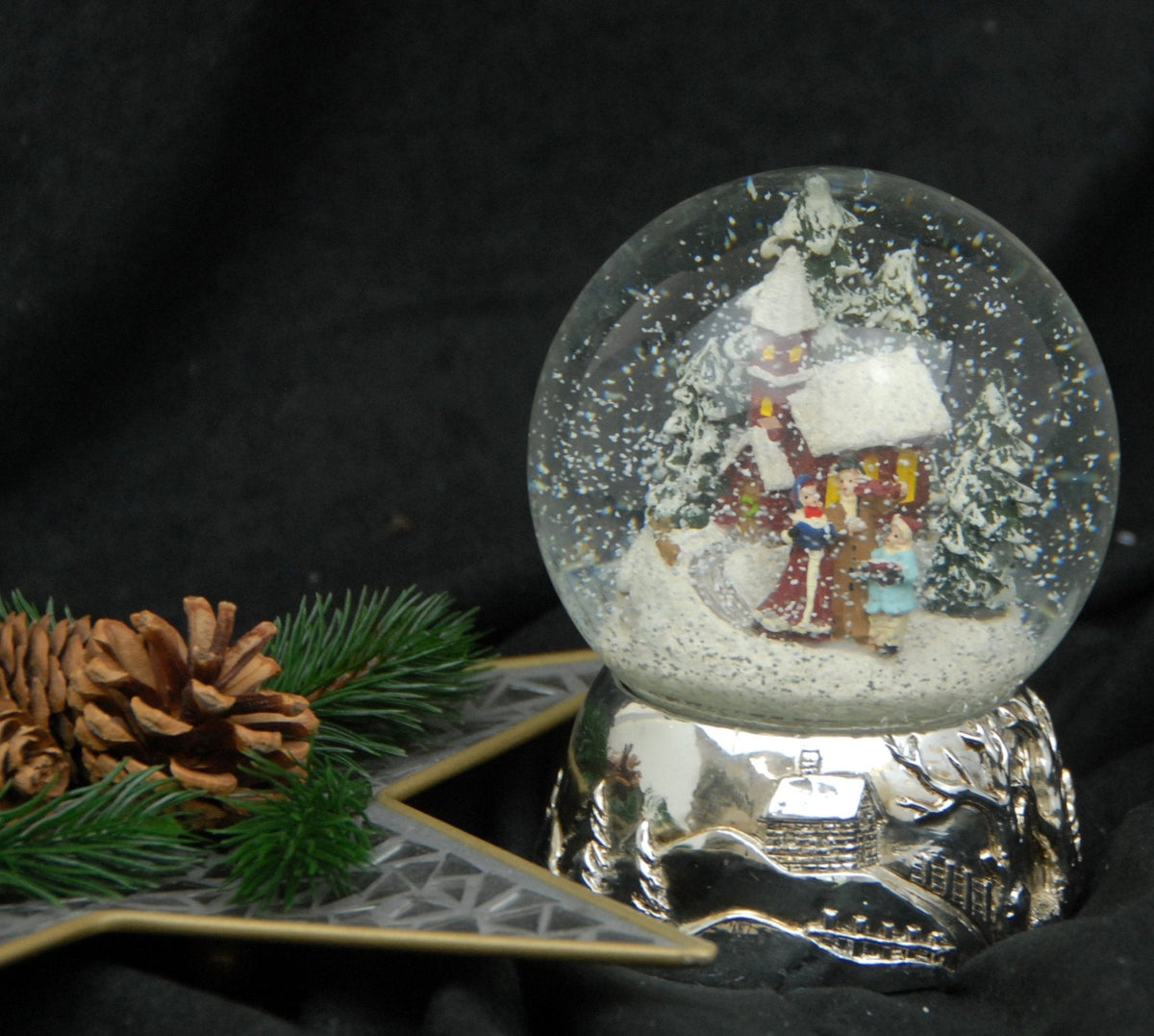 Schneekugel Romantischer Winterspaziergang auf Silber Sockel mit Spieluhr Winter Wonderland 10 cm Durchmesser - Schneekugelhaus
