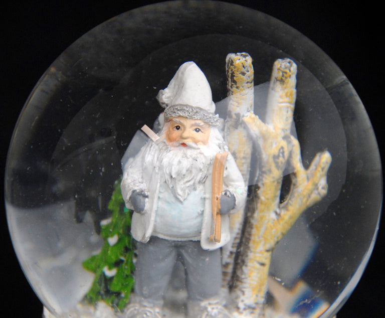 Schneekugel Santa weiß im Winterwald auf Holzsockel "Country-Line" 10 cm Durchmesser - Schneekugelhaus