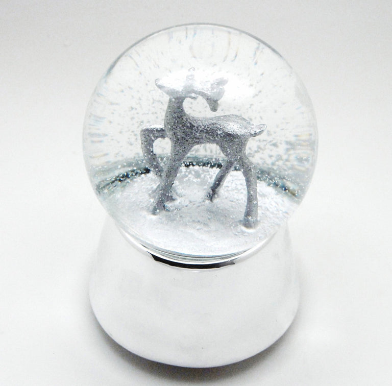 Schneekugel Silber Reh auf silber Sockel mit Spieluhr Winter Wonderland 10 cm Durchmesser - Schneekugelhaus