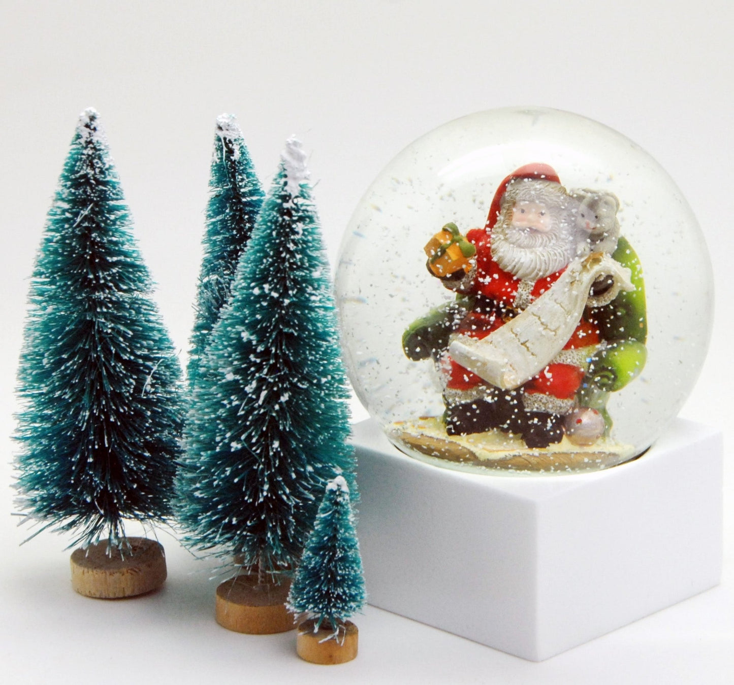 Schneekugel Weihnachtsmann mit Geschenkeliste auf Sockel weiß eckig "PURE-Line" 10 cm Durchmesser - Luftblase - Schneekugelhaus