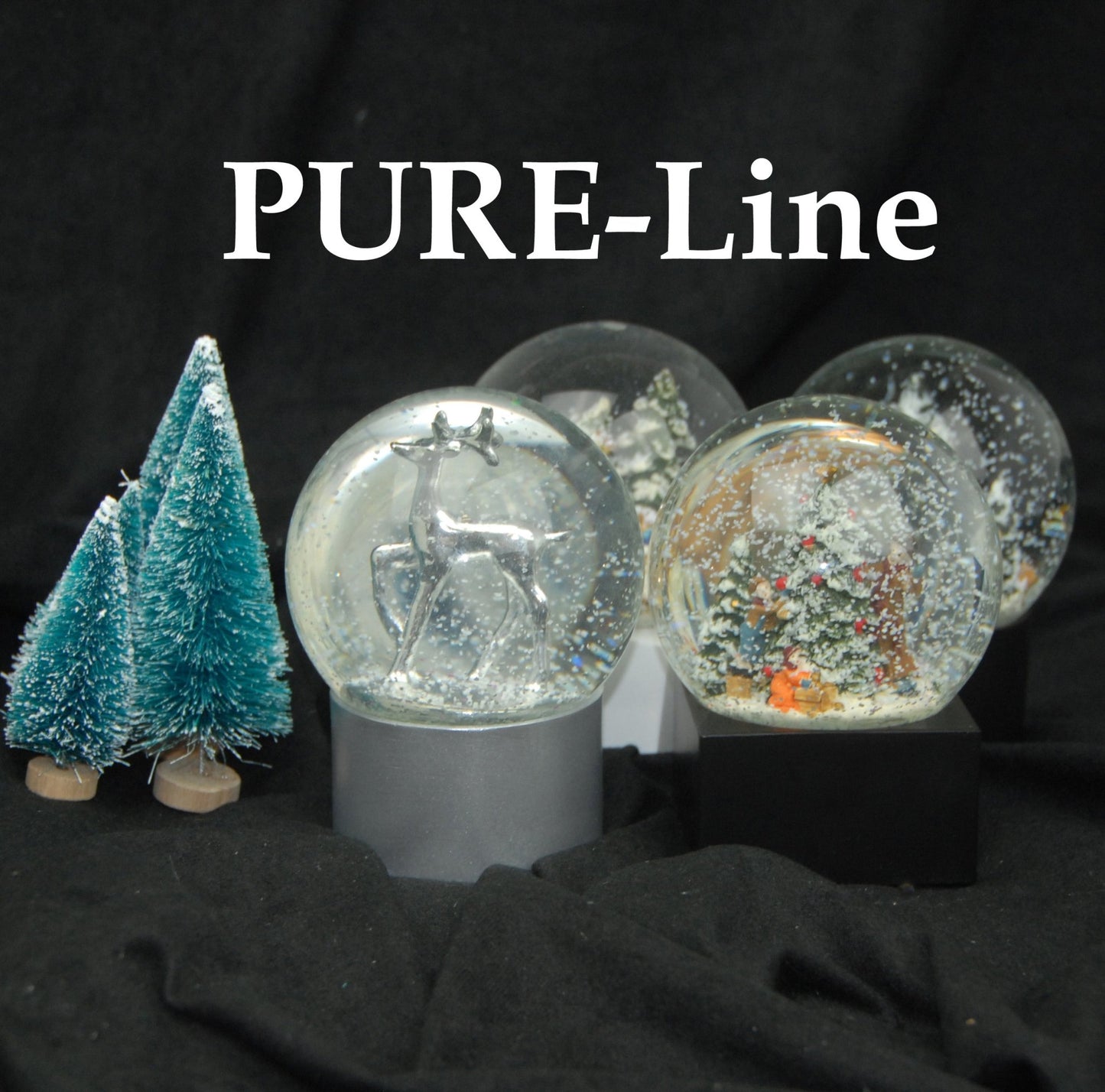 Schneekugel Weihnachtsmann weiß auf Sockel weiß eckig "PURE-Line" 10 cm Durchmesser - Schneekugelhaus