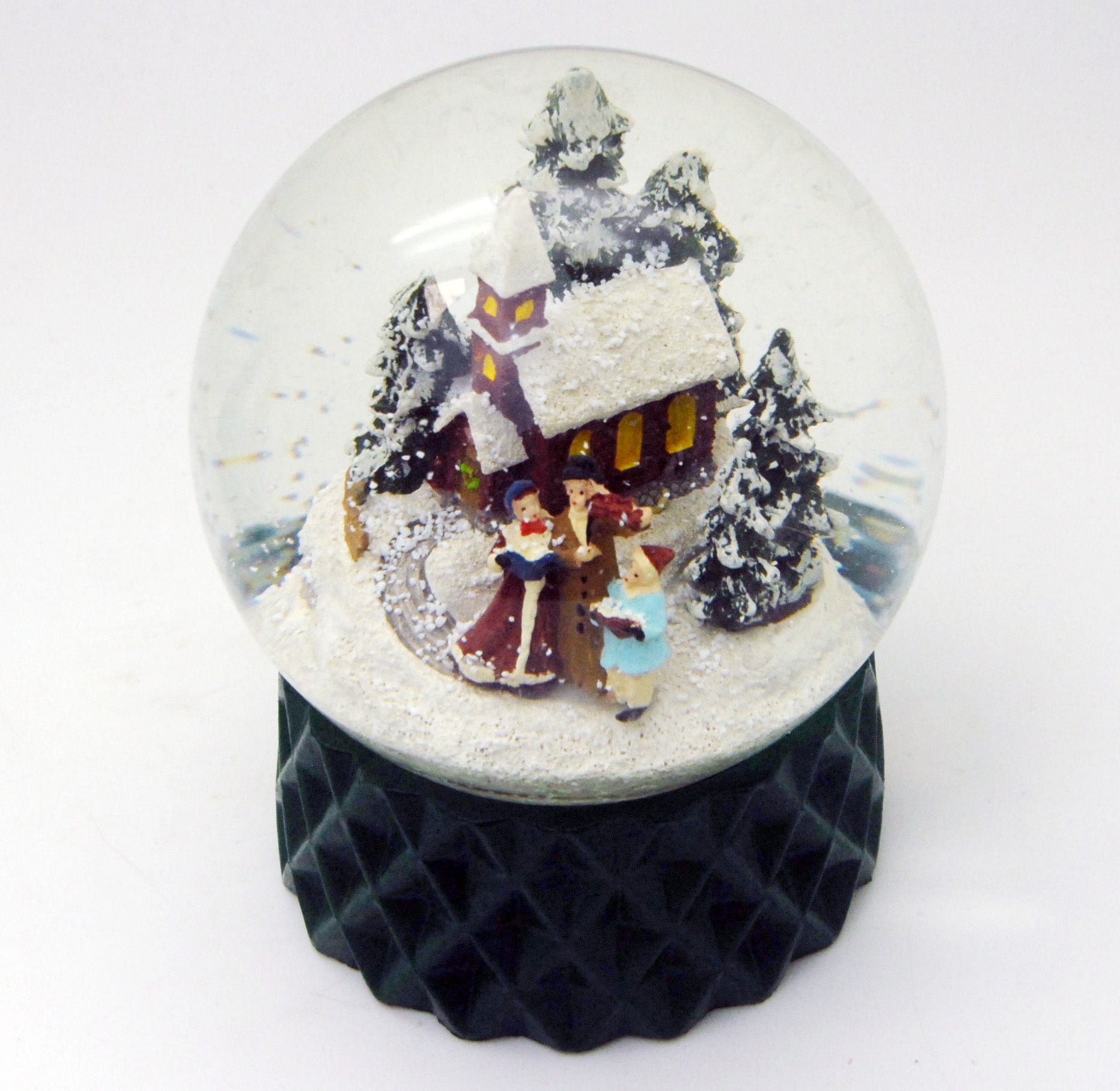 Schneekugel Weihnachtsspaziergang auf Sockel dunkelgrün kubisch "PURE-Line" 10 cm Durchmesser - Schneekugelhaus