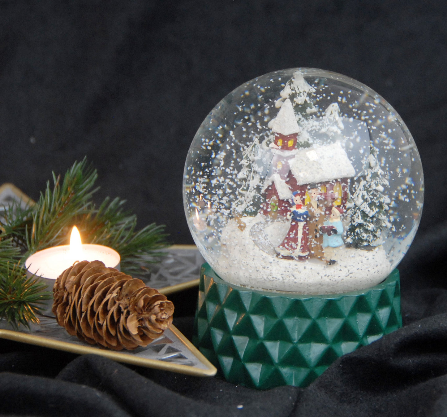 Schneekugel Weihnachtsspaziergang auf Sockel dunkelgrün kubisch "PURE-Line" 10 cm Durchmesser - Schneekugelhaus