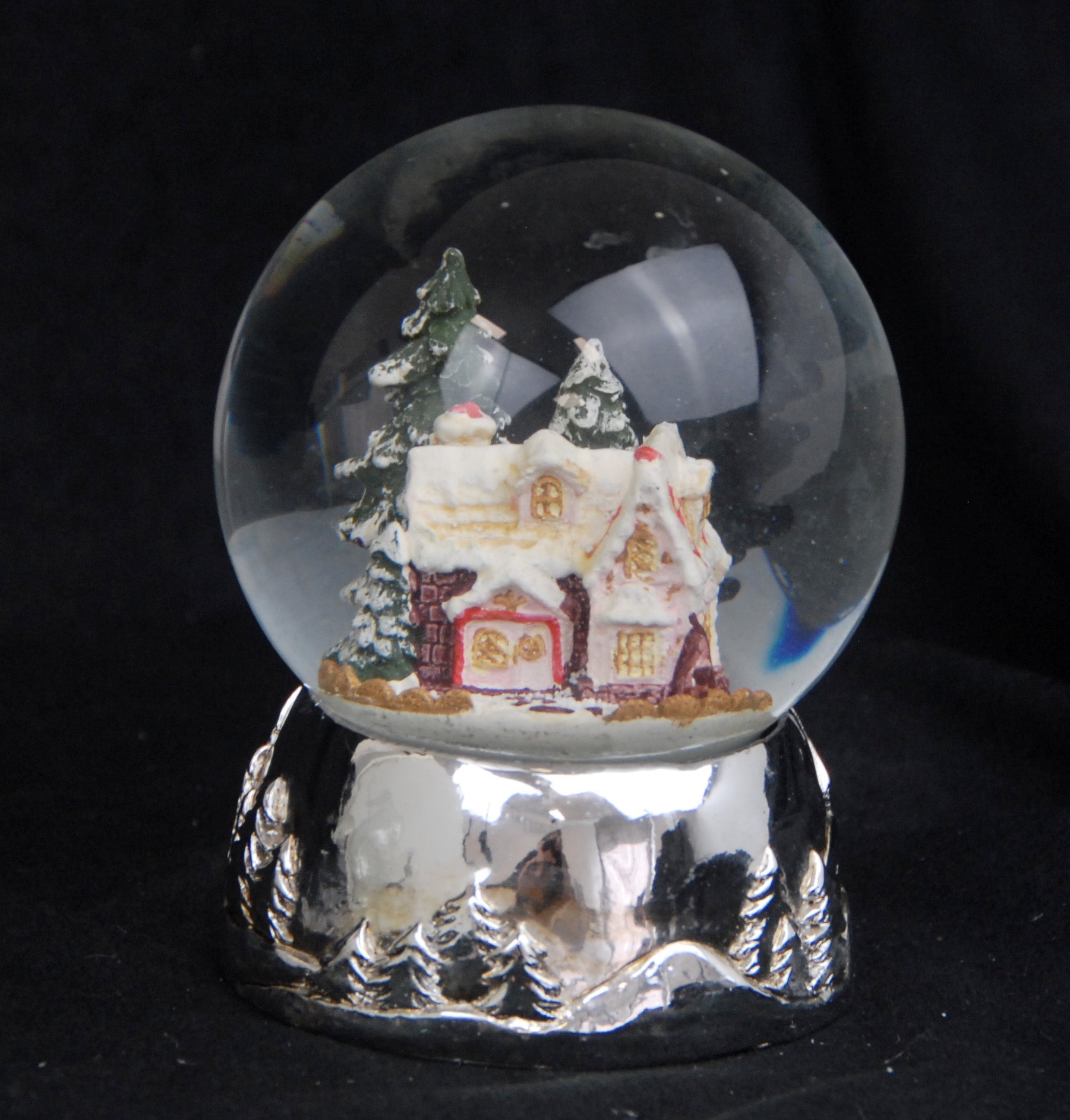 Schneekugel Zuckerbäckerhaus auf Silber Sockel mit Spieluhr We wish you a merry Christmas - Schneekugelhaus