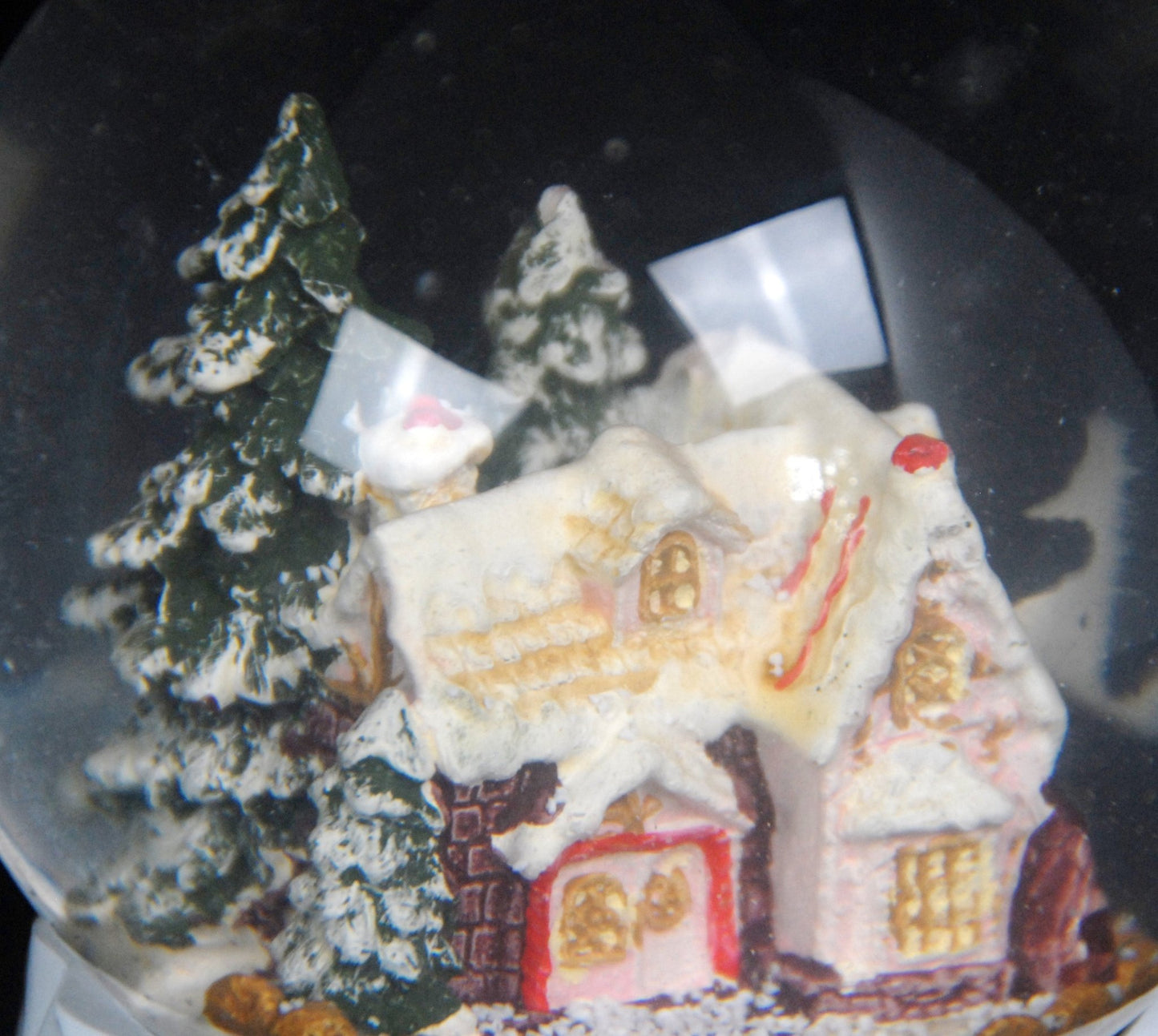 Schneekugel Zuckerbäckerhaus im Winterwald auf Sockel nostalgische Winterlandschaft mit Spieluhr 10 cm Durchmesser - Schneekugelhaus