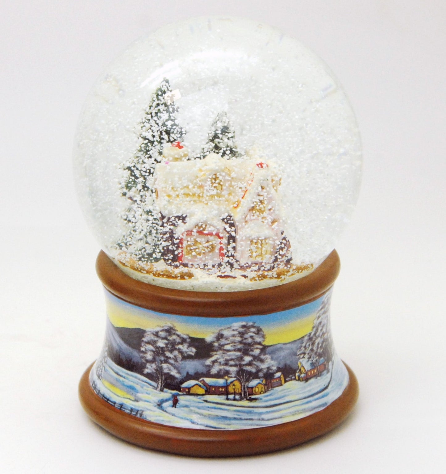 Schneekugel Zuckerbäckerhaus Winterwald auf Sockel Winterlandschaft braun mit Spieluhr - Schneekugelhaus