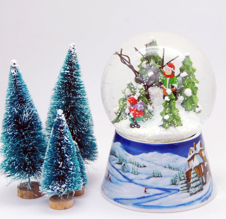 Schneekugel zwei nostalgische Skifahrer auf Sockel Winterlandschaft mittelblau mit Spieluhr 10 cm Durchmesser - Schneekugelhaus